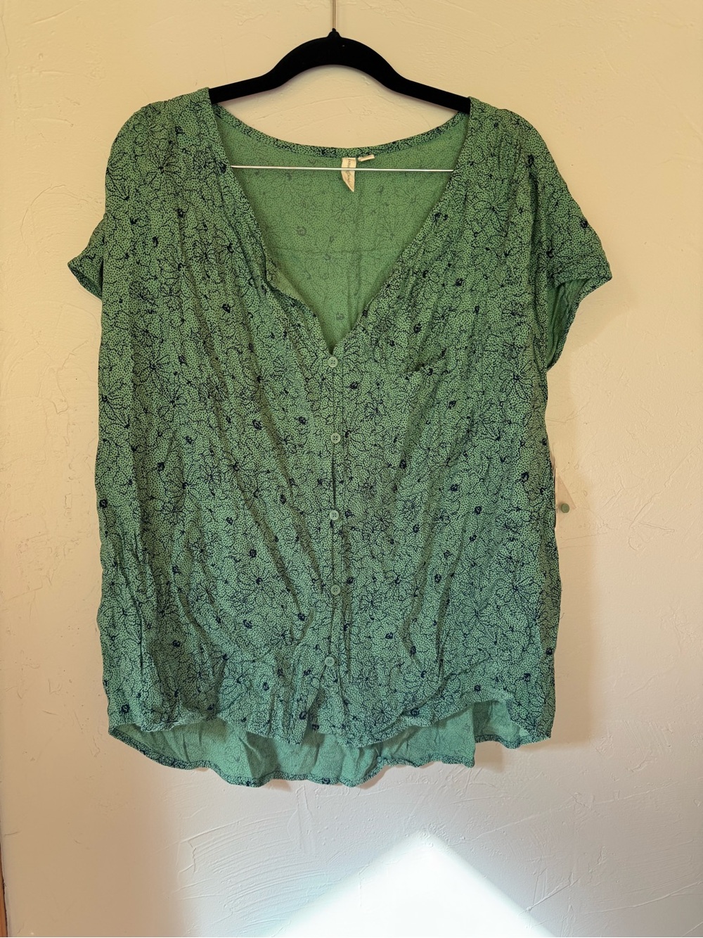 NWT Lightweight Green Floral Button-Front Women's Top
